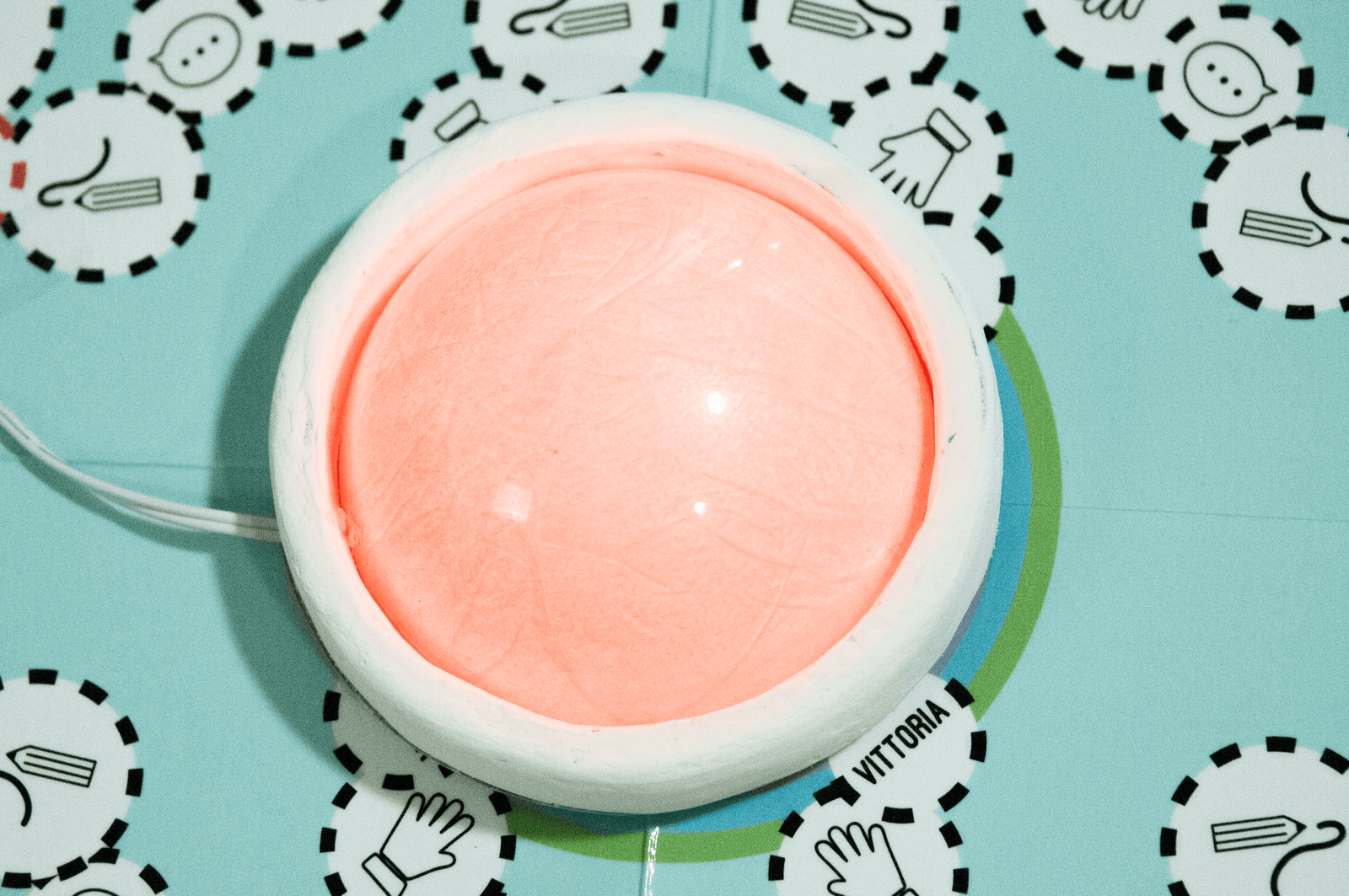 foto con zoom sul buzz del tabellone acceso